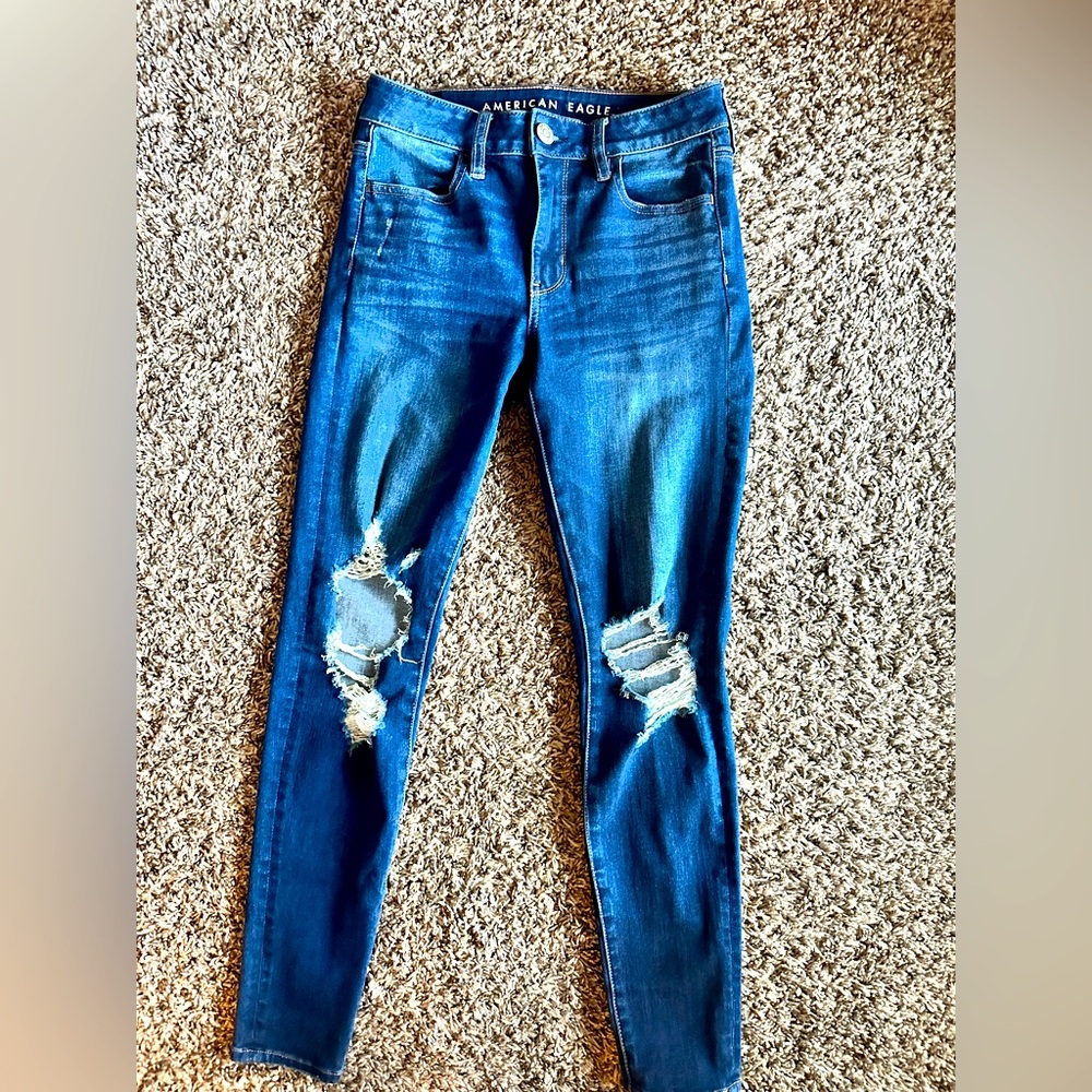 American Eagle dark wash skinny jeans lightly distressed size 4 EUC